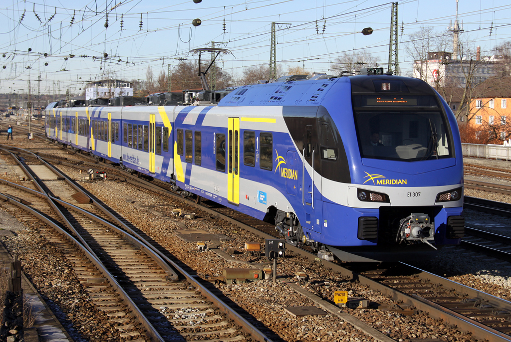 Der ET 307 der Meridian nach Kufstein in Rosenheim am 16.12.2013