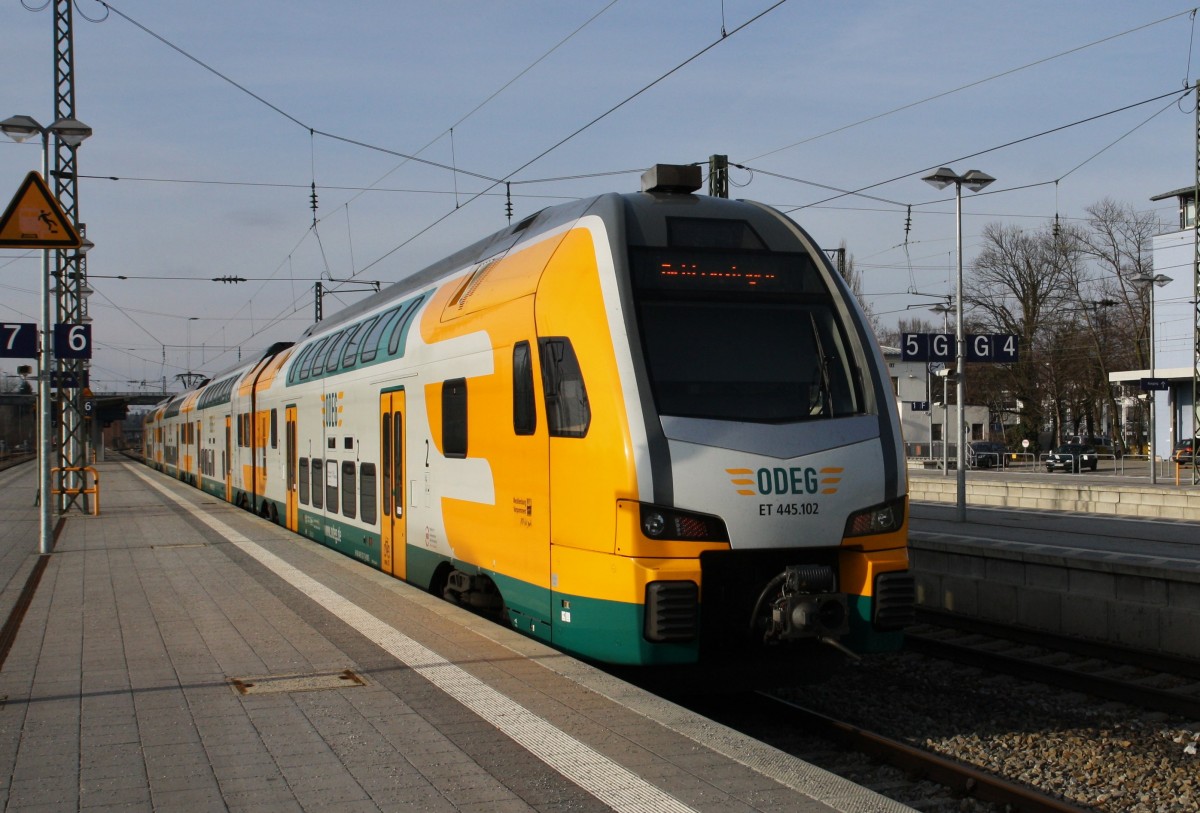 Der ET 445.102-7 von ODEG steht am 12.1.2014 im Bahnhof Rosenheim auf Gleis 6. Der Abgestellte Triebwagen ist im Einsatz für Meridian auf der Strecke München-Salzburg, wo es immer noch Probleme mit dem Wagenmaterial gibt.
