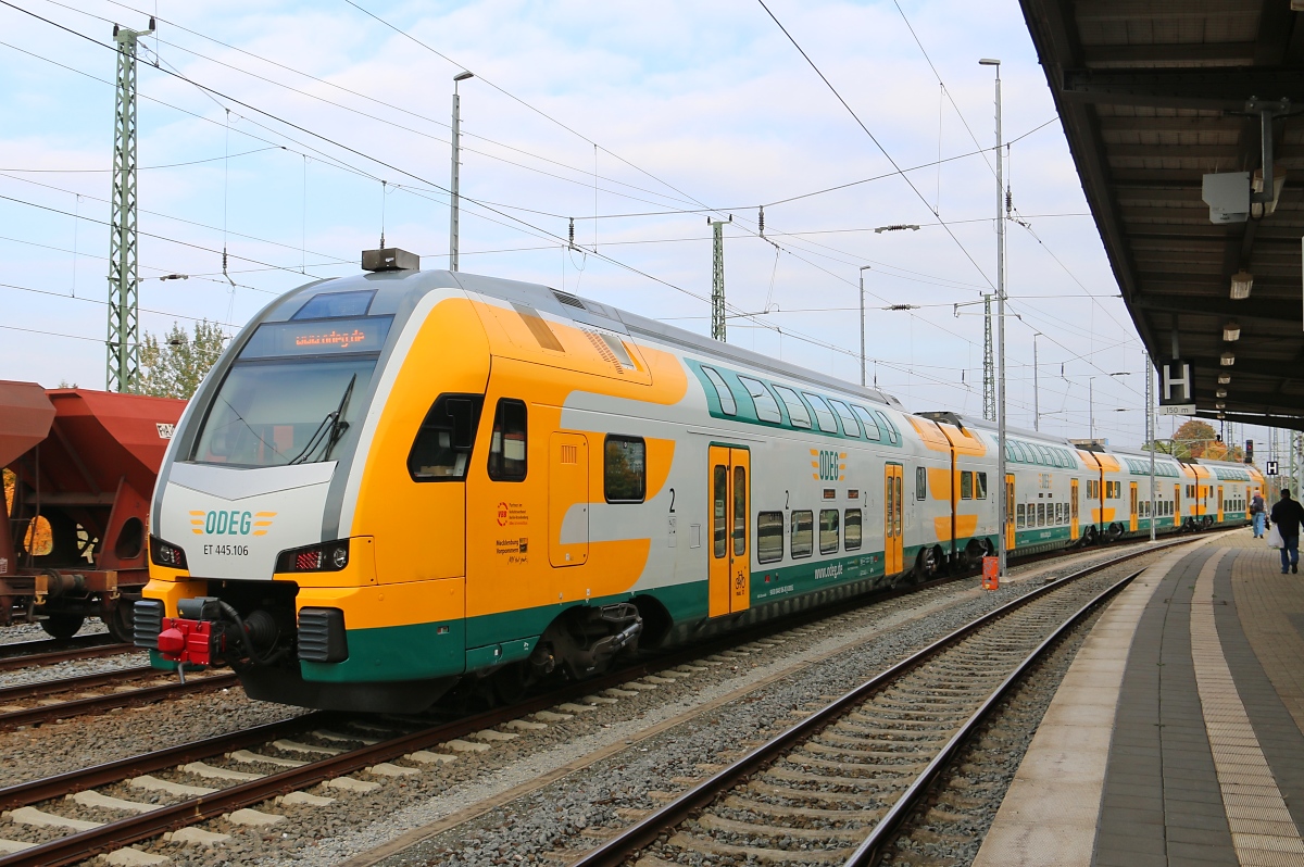 Der ET 445.106 (445 106-8) der ODEG war am 10.10.2015 als Sonderzug nach Weimar eingesetzt wo er am Nachmittag auf seine Fahrgäste wartet. 