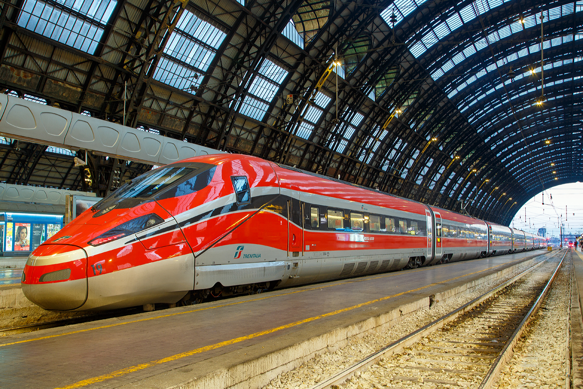 
Der ETR 400.19 der Trenitalia steht am 30.12.2015 im Bahnhof Milano Centrale (Mailand Zentral), besser bekannt auch als Frecciarossa 1000 - AV 9611, zur Abfahrt nach Roma Termini bereit. 

Um 8:00 Uhr ist die Abfahrt, dann geht es nonstop nach Rom, wo er um 10:55 planmäßig ankommt.