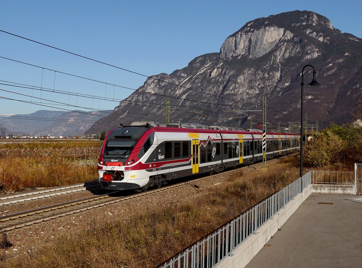 Der ETR 526 014 als Regionalzug am 18.11.2017 unterwegs bei Salorno.