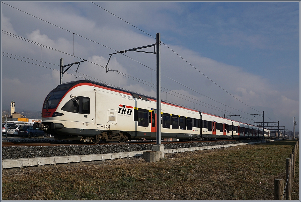 Der etwas andere, neue Weg ins Tessin. 
Der TILO RABe 524 109 verlässt Stabio Richtung Varese.
16. Jan. 2018