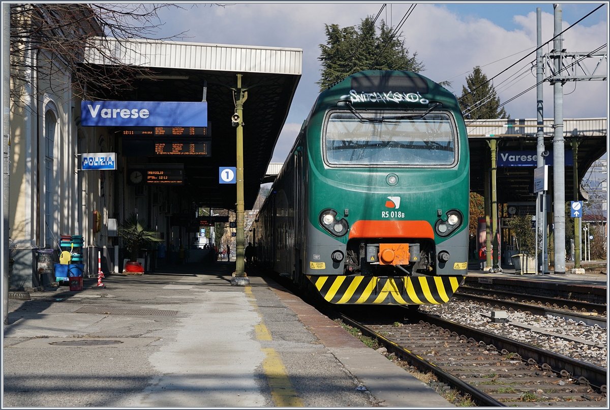 Der etwas andere, neue Weg ins Tessin. 
Während der Trenord Ale 711 in Varese auf die baldige Abfahrt nach Treviglio wartet, verkünden die Abfahrtsanzeiger weitere Reisemögelichkeiten.
16. Jan. 2018 