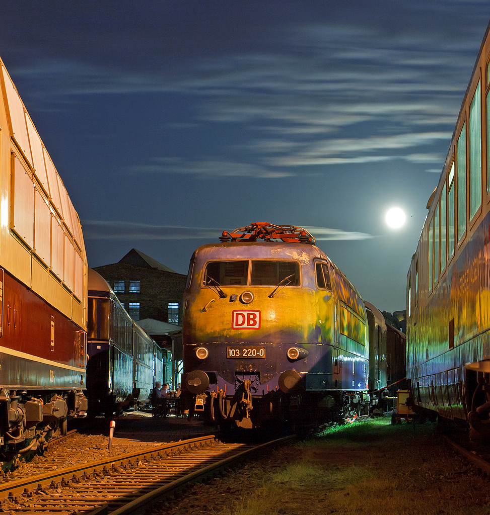 
Der ex DB-Touristikzug  Paradiesvogel , die 103 220-0  am 14.06.2014 beim DB Museum Koblenz-Lützel. 
Die Aufnahme wurde anlässlich einer öffentlichen Veranstaltung gemacht. 

Die Lok wurde 1973 bei Krauss-Maffei in München unter der Fabriknummer 19633 gebaut, der elektrische Teil ist von Siemens. Im Jahr 1995 wurde sie für den DB-Touristikzug bunt-gescheckt in saphirblau, laubgrün, verkehrsgelb, himmelblau und reinweiß lackiert, wodurch die Elemente Wasser, Land und Luft versinnbildlicht wurden. Die z-Stellung erfolgte bereit 2002, aber erst im Dezember 2012 wurde sie ausgemustert, seit 2013 ist sie im Bestand vom DB Museum.