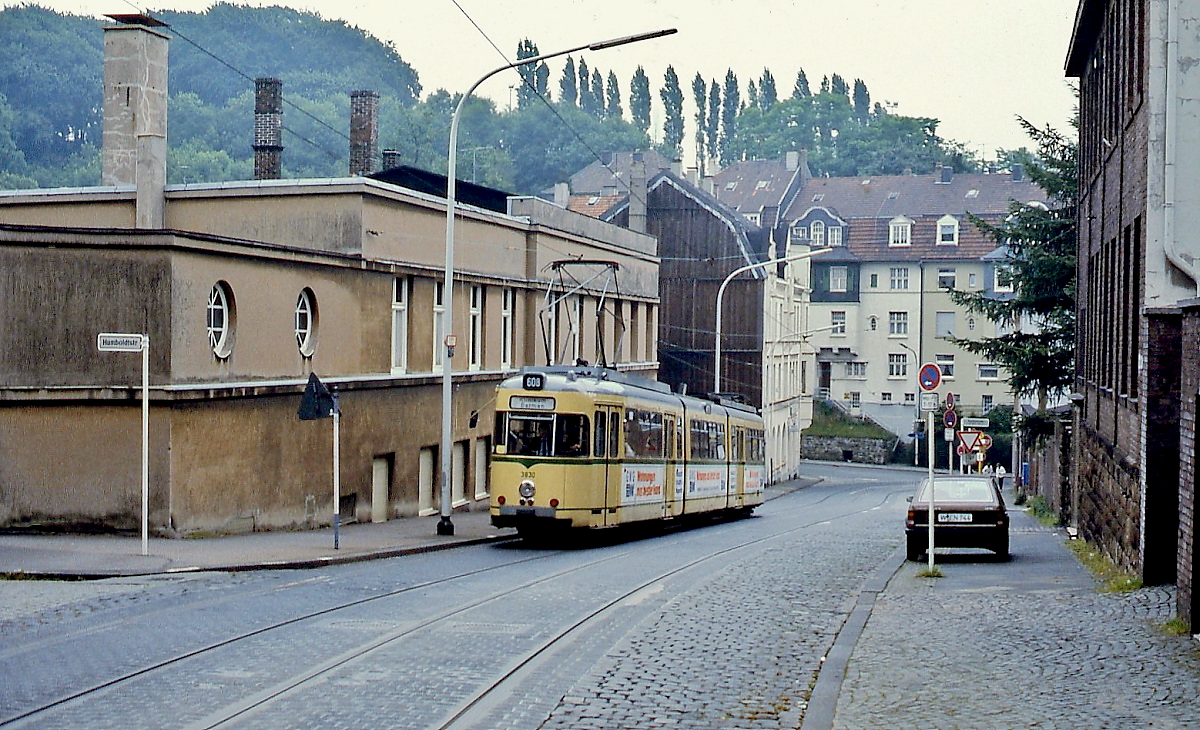 Der ex-Dortmunder Zweirichtungsachtachser 3830 fährt um 1984 in der beige-grünen Lackierung der Wuppertaler Straßenbahn als Linie 608 die Sanderstraße in Richtung Klinikum Barmen hinauf