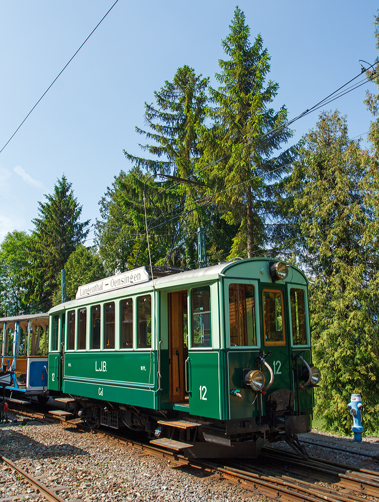 Der ex LJB Triebwagen Ce 2/2 N°12 der Museumsbahn Blonay-Chamby, hier am 27.05.2012 auf dem Museums-Areal der (BC) in Chaulin.  

Als Ce 2/2 wurden 1907 zwei von der Langenthal-Jura-Bahn (LJB) angeschafften elektrischen Triebwagen bezeichnet. Der Fahrzeuge mit den Nummern 11 und 12 wurde von der Waggonfabrik R. Ringhoffer Smichow in Prag bezogen, die elektrische Ausrüstung stammt von der Elektrizitätsgesellschaft Alioth. Die Wagen behielten ihre Nummer bei der Bildung im Jahre 1958 der Oberaargau-Jura-Bahnen (OJB) bei (heute Teil der Aare Seeland mobil (ASm)). Der Triebwagen Nr. 11 wurde nach einem Unfall im Jahr 1960 abgebrochen. Der Triebwagen Nr. 12 blieb noch bis zur Ablieferung der Be 4/4 81 und 82 im Jahr 1966 im Einsatz, wurde aber noch im gleichen Jahr ausrangiert und an die Museumsbahn Blonay–Chamby (BC) abgegeben.
