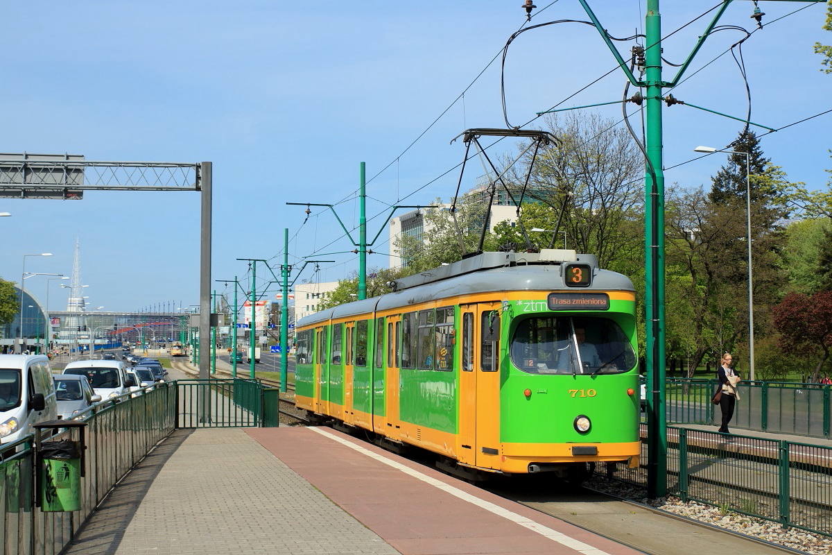 Der ex-Rheinbahn-GT8 2673 ist jetzt als Tw 710 der Straßenbahn Poznan/Posen unterwegs, hier erreicht er am 05.05.2016 die Haltestelle Wierzbiecice. Dass er bereits 47 Jahre im Dienst steht, sieht man ihn nicht an.