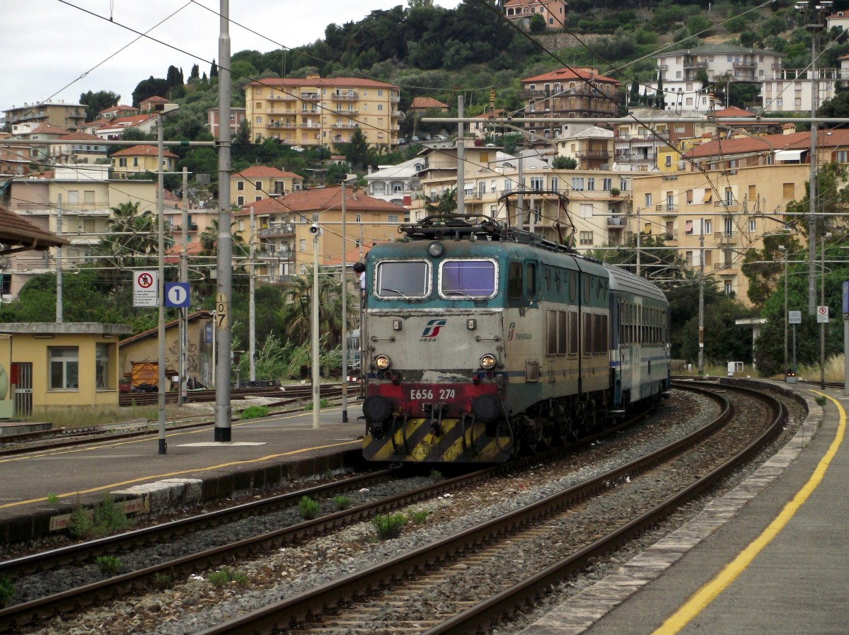 Der EXP 14053 (Pilgerzug Lourdes - Venedig) gezogen von E656 274 bei Einfahrt in den Bahnhof Imperia Oneglia, am 20.05.2014.
