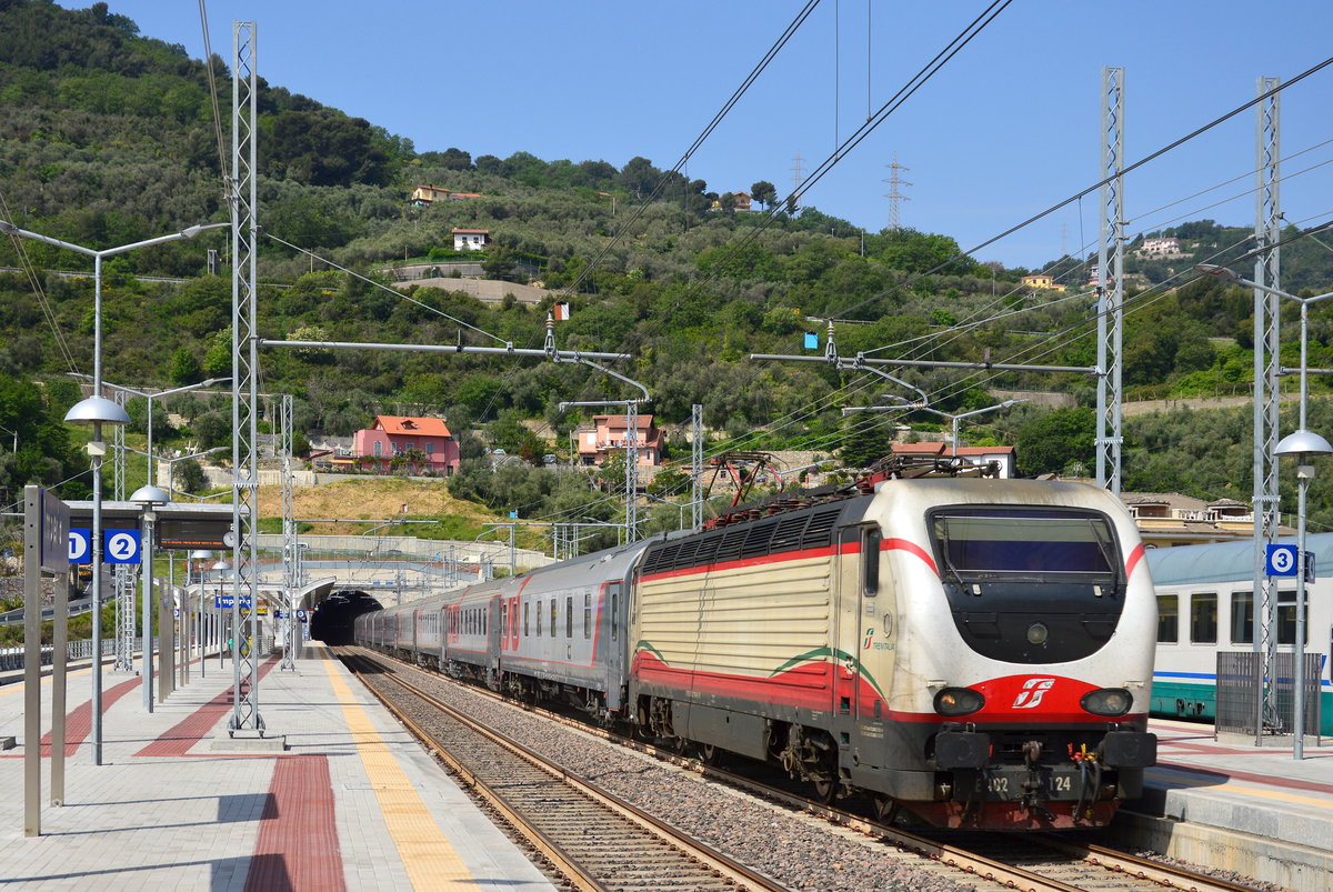 Der Expresszug 13013 Nice Ville (heute Ventimiglia, wegen SNCF-Streik) - Moskau wird von der E402 124 gezogen. Hier in Imperia - 29.04.2018