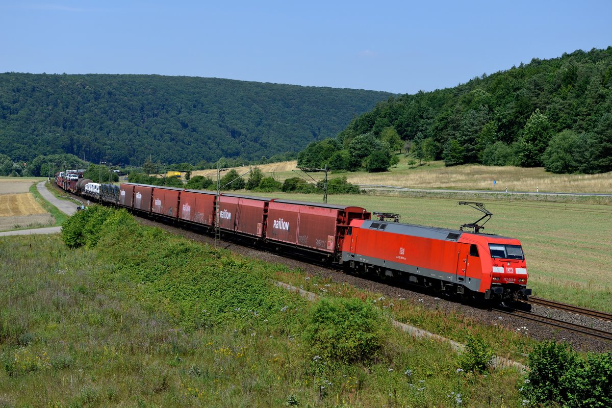 Der EZ 51607 von Seelze Mitte nach München Nord Rbf wurde am 19. Juli 2014 von 152 051 befördert. Bei Harrbach im Maintal hat sie bereits etwas über die Hälfte des Laufwegs hinter sich gebracht.