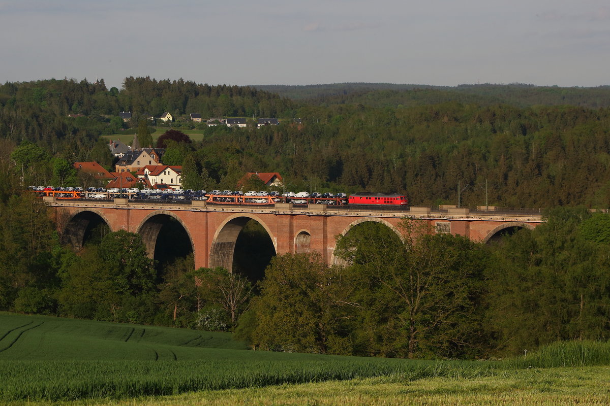 Der EZ 51619 von Zwickau nach Nürnberg auf der Elstertalbrücke mit der 232 262. Aufgenommen am 17.05.2017