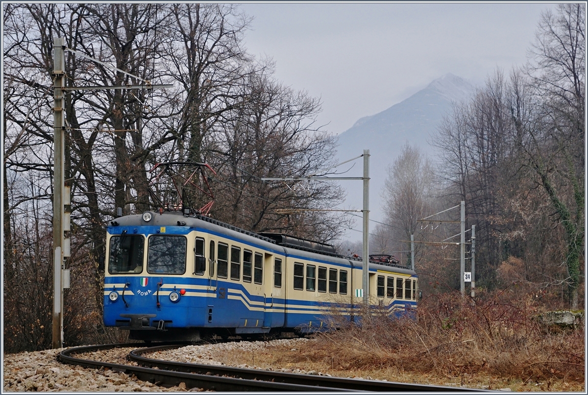 Der Ferrovia Vigezzina SSIF (Società subalpina di Imprese Ferroviarie) ABe 8/8 21 Roma ist als Schnellzug D 32 von Locarno nach Domodossola unterwegs und konnte hier kurz nach Trontano fotografiert werden. 
31. Jan. 2017