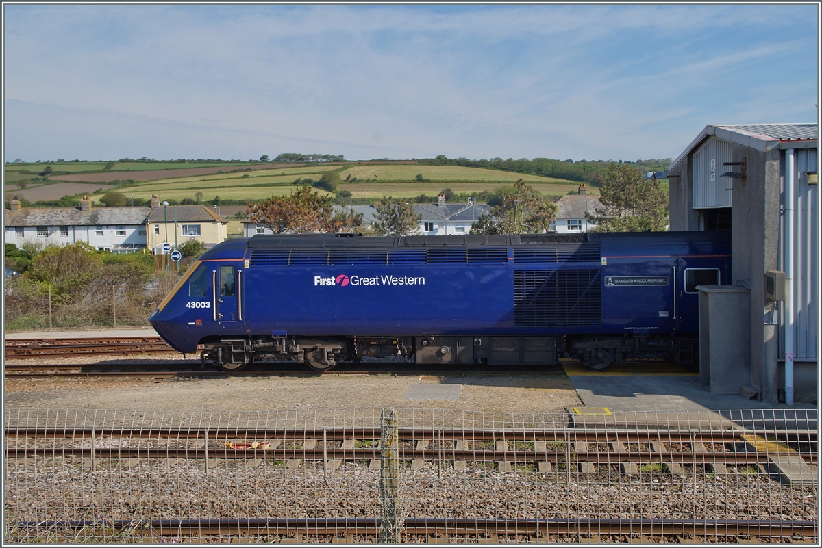 Der First Great Western (heute GWR) Triebkopf 43 003 der HST 125 Class 43 im Penzance Train Depot.
18. Mai 2014
