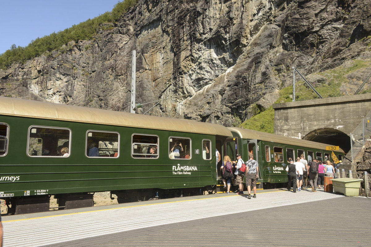 Der Flåmzug macht am Kjosfossen fünf Minuten Halt für ein Foto. Der Kjosfoss-Tunnel (rechts im Bild) ist 478 Meter Lang. Aufnahme: 13. Juli 2018.