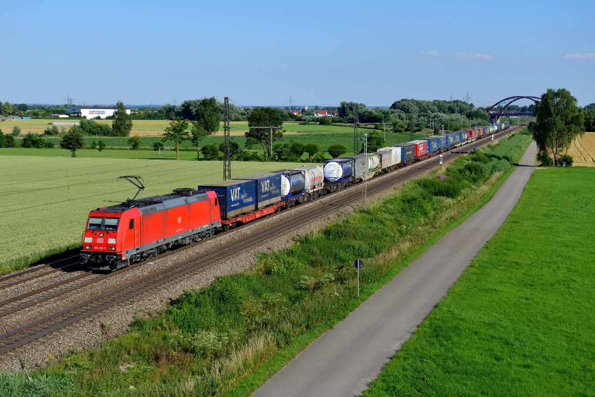 Der Foto-Standpunkt bei Nordheim ist an Sommerabenden prädestiniert für lange Züge. Der KT 40558 von Verona Q. E. nach Rotterdam Waalhaven war am 30. Juni 2015 gut ausgelastet und kam auf der langen Geraden gut zur Geltung. Zuglok war 185 236.