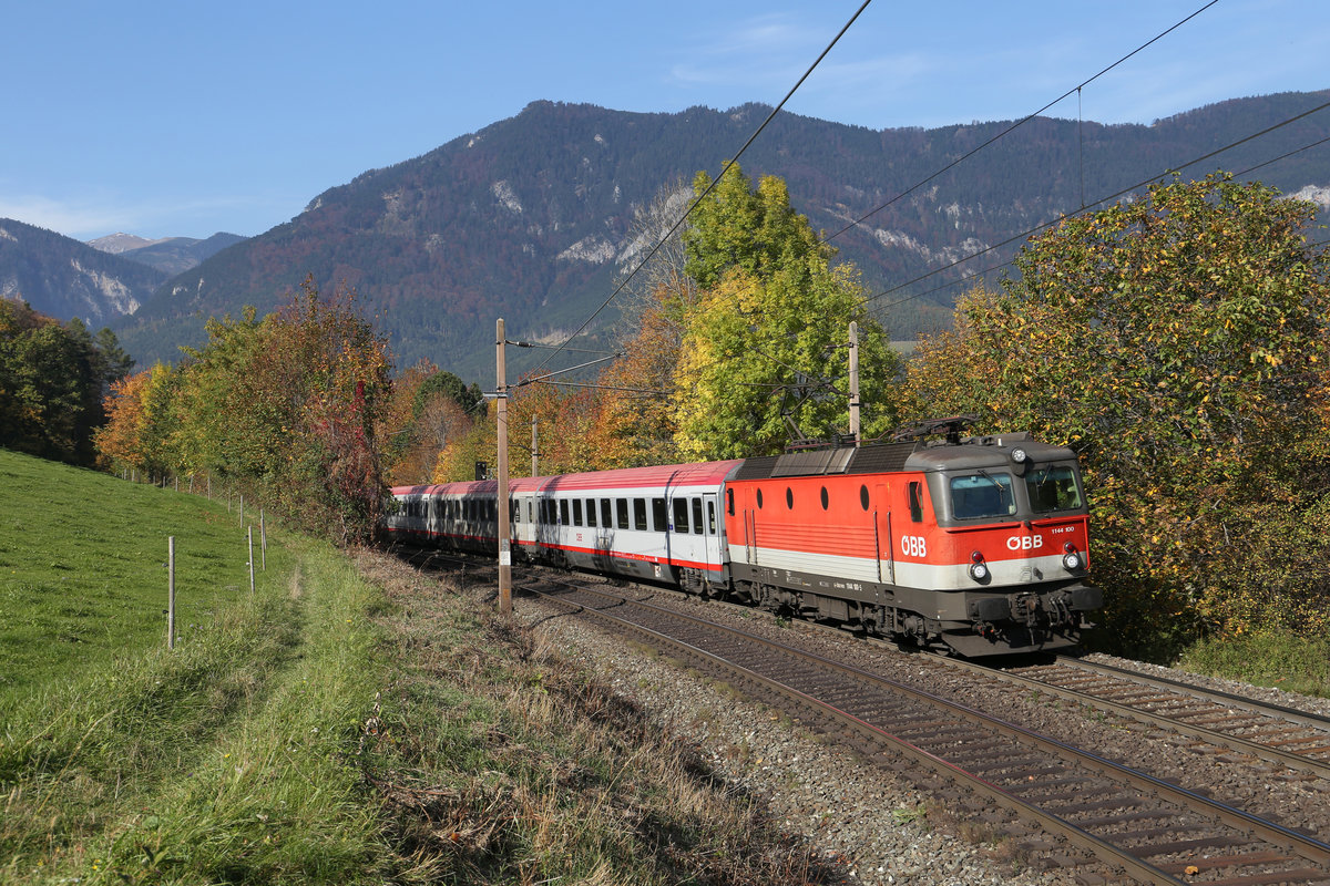 Der Freitags verkehrende D-737 wird erfreulicherweise öfters mit 1144er bespannt,so wie hier,am 20.10.10 kurz vor Küb bei herrlicher Herbststimmung durch die 1144.100