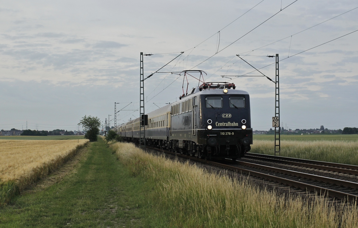 Der frühe Vogel fängt den Wurm - oder in diesem Fall die Centralbahn-110 278-9, die am 16.06.2018 kurz nach sechs Uhr bei Neuss-Allerheiligen gen Norden fährt. Vor der eigentlichen Tour nach Heidelberg gab es noch eine Niederrhein-Rundfahrt über Neuss-Düsseldorf-Duisburg-Krefeld-Moenchengladbach nach Koeln. Dass erst dort die von Dennis Fiedler, Andreas Strobel und mir eigentlich erwartete 18 201 vor den Zug gespannt wurde, erfuhren wir erst später...