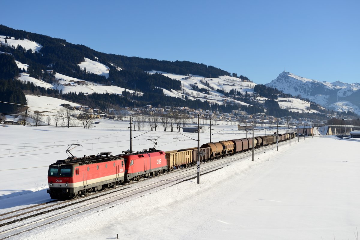Der G 54432 kam kurz danach aus der Gegenrichtung. 1144.250 und 1016.034 hatten mit den 84 Achsen vermutlich leichtes Spiel und haben die Passfahrt ohnehin schon seit einigen Kilometern hinter sich (Brixen im Thale, 14. Februar 2015).