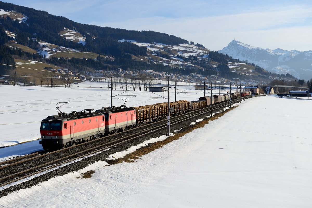 Der G 54432 kam wie schon in der Woche davor kurz danach aus der Gegenrichtung. Der gemischte Güterzug von Salzburg Gnigl nach Hall in Tirol war mir eine Aufnahme wert, denn 1144-er Tandems kann man in Tirol inzwischen nicht mehr allzuoft beobachten (Brixen im Thale, 21. Februar 2015).
