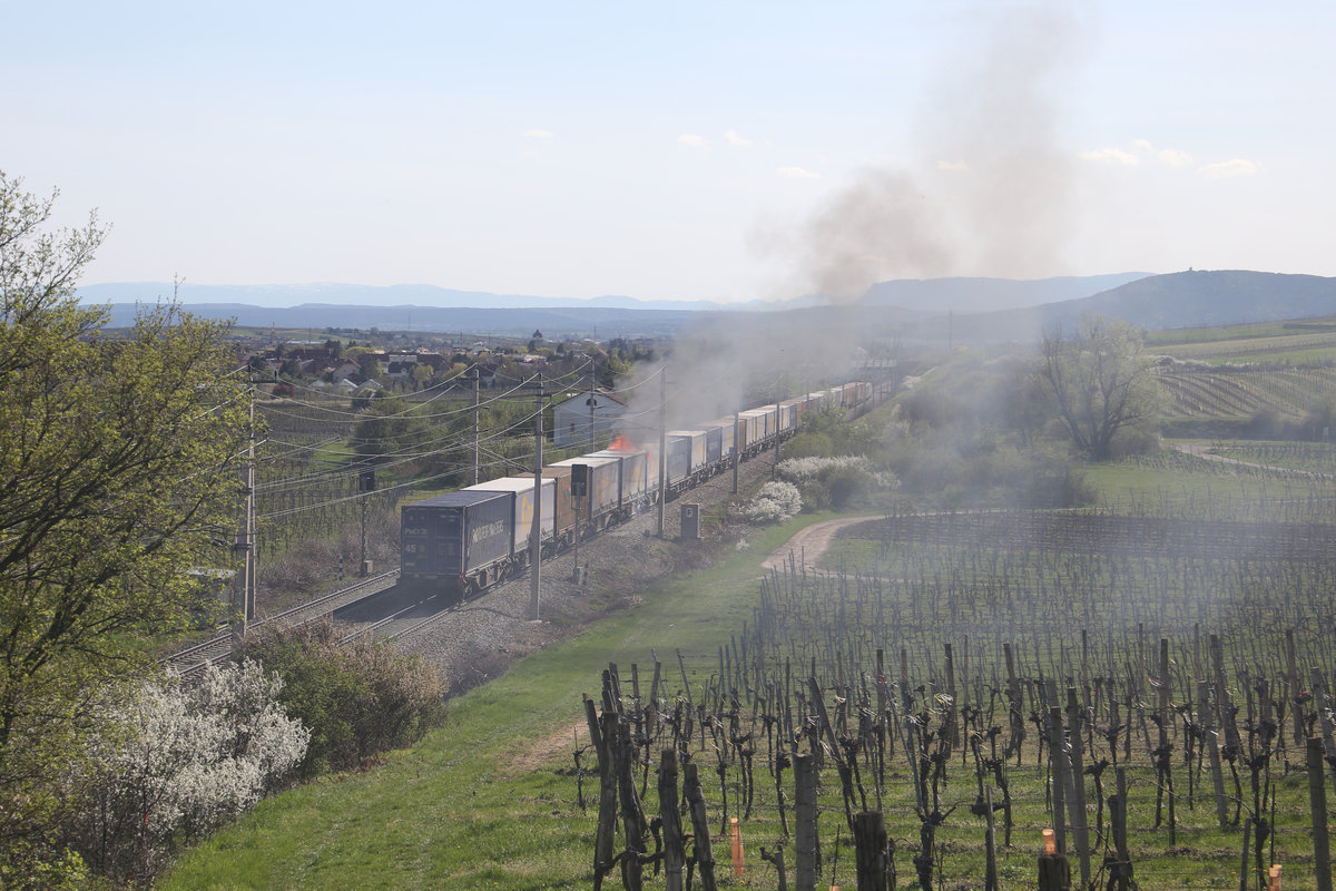 Der GAG-40521 nach dem verlassen des  Busserltunnel  wo die Durchzündung passierte,nach der Oberleitungsberührung in Perchtoldsdorf,wu in kürzester Zeit drei Wagen in Vollbrand standen. Bei dem verheerenden Feuer am 14.4.18 in Pfaffstätten.