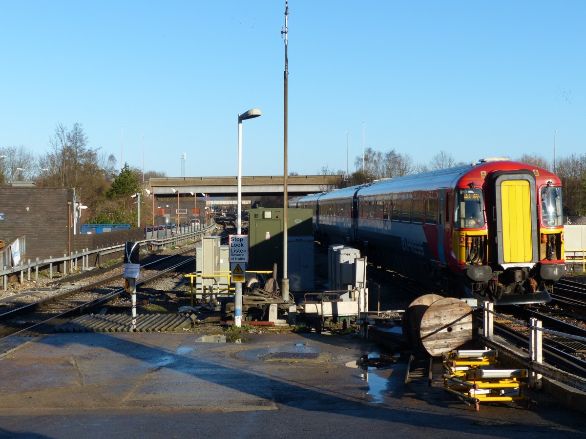 Der Gatwick Express erreicht am 11.4.2014 den Bahnhof Gatwick Airport. Er pendelt zwischen London Victoria und dem Flughafen ohne Zwischenhalt.