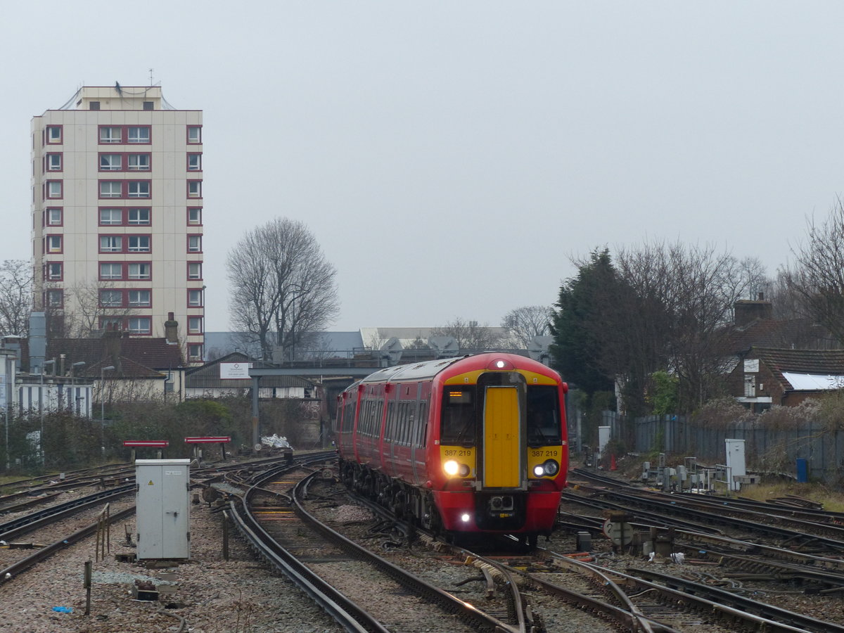 Der Gatwick-Express wird mittlerweile mit Elektrotriebzgen der Class 387 betrieben. Zwischen London und Gatwick verkehrt er im 15-Minuten-Takt, weitere Zge nach Brighton verkehren im 30-Minuten-Takt. Im Gegensatz zu anderen auf der Strecke verkehrenden Zgen hlt dieser nicht an kleineren Bahnhfen, die Tickets sind i.d.R. teurer. East Croydon, 31.1.2017