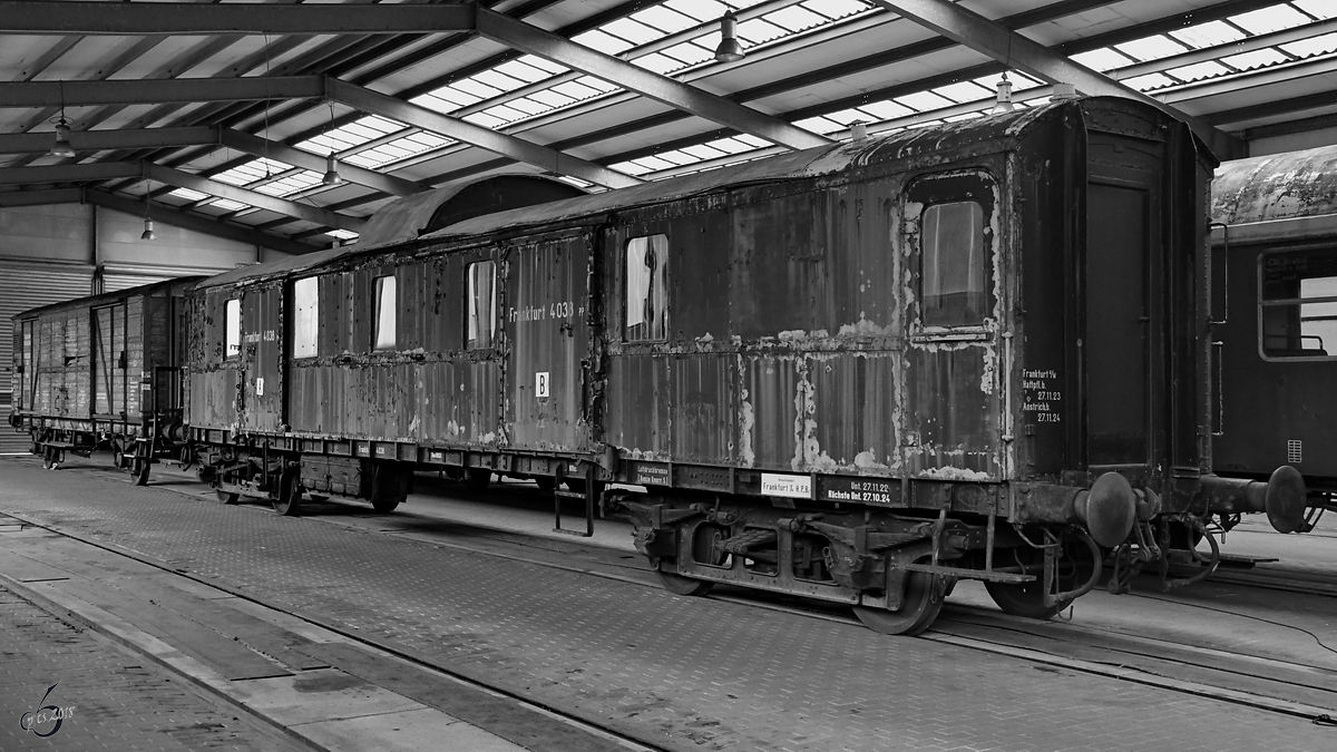 Der Gepäckwagen Gattung Pw4 Pr 16  Frankfurt 4038  von 1922 in einer Halle des Bochumer Eisenbahnmuseums. (September 2018)