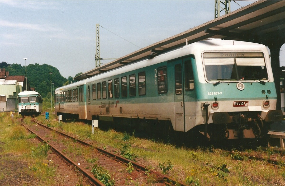 Der gesamte Fhrzeugpark der Weba (Personenverkehr) im Jahr 2001: links VT 24 und VS 23 (ex WEG) und der im damaligen DB-Hanverkehrsdesign lackierte 628 677 in Betzdorf (19.6.2001).