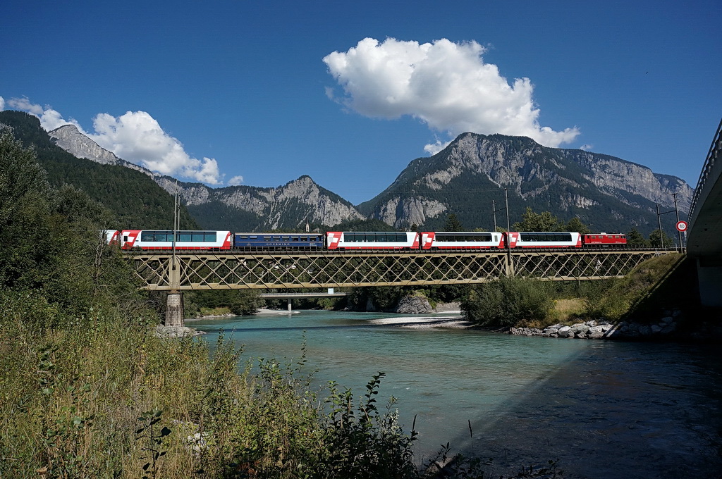 Der Glacier-Express auf der Hinterrheinbrcke bei Reichenau-Tamins nach Chur am 5.9.2013. ber das Wetter kann man nicht klagen, so macht das Fotografieren Freude.