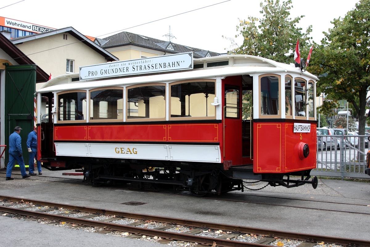 Der GM 5, Baujahr 1911, vorbereitet zur Verladung auf ein Straßenfahrzeug, vor der Remise in Gmunden, mit abgebautem Stromabnehmer, am 12.10.2011.
