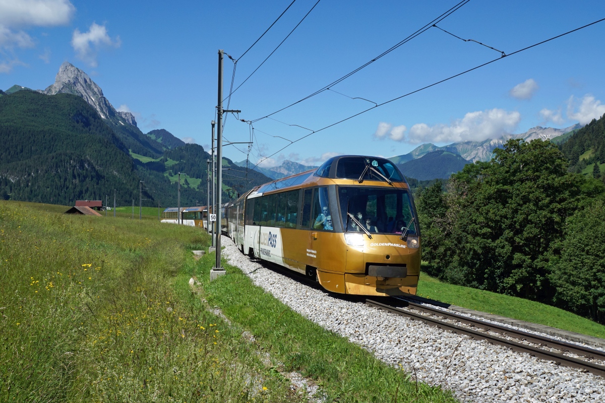 Der GoldenPass Panoramic mit dem führenden Ast 151 schlängelt sich am 03.07.2016 von Gruben Richtung Schönried.