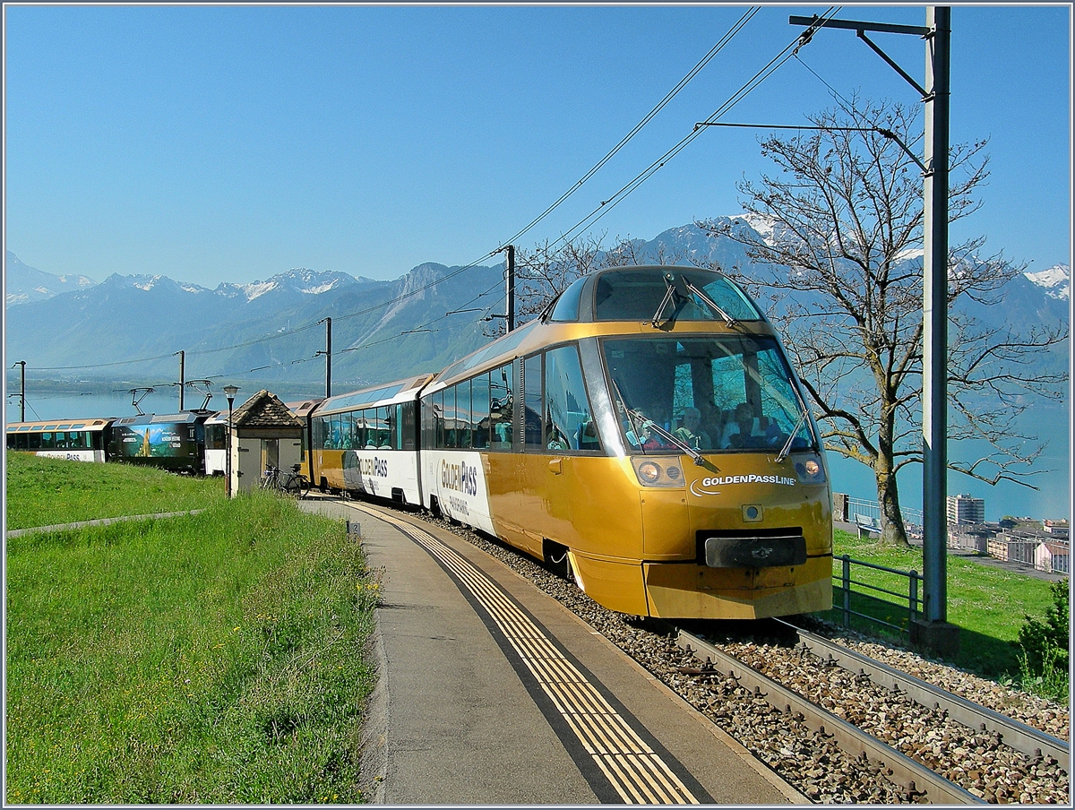Der Goldenpass Panoramic N° 3116 (mit VIP Plätzen  Grande Vue ) unterwegs von Montreux nach Zweisimmen bei Châtelard (VD)
22. April 2007 