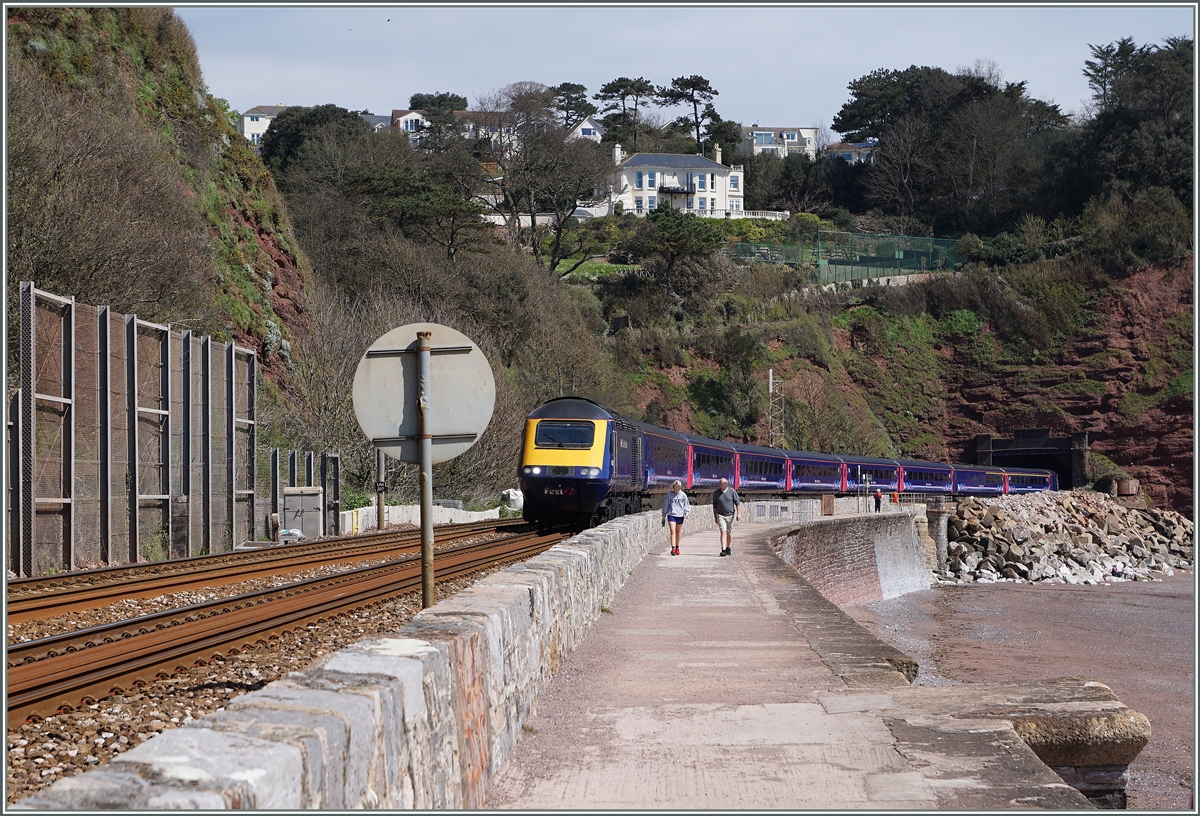 Der Great Western Railway HST 125 Class 43 Service 957 von London Paddington nach Plymouth hat den zwischen Dawlish und Teignmounth gelegenen 476m langen Parson's Tunnel verlassen und fährt nun Richtung Teignmounth.
19. April 2016