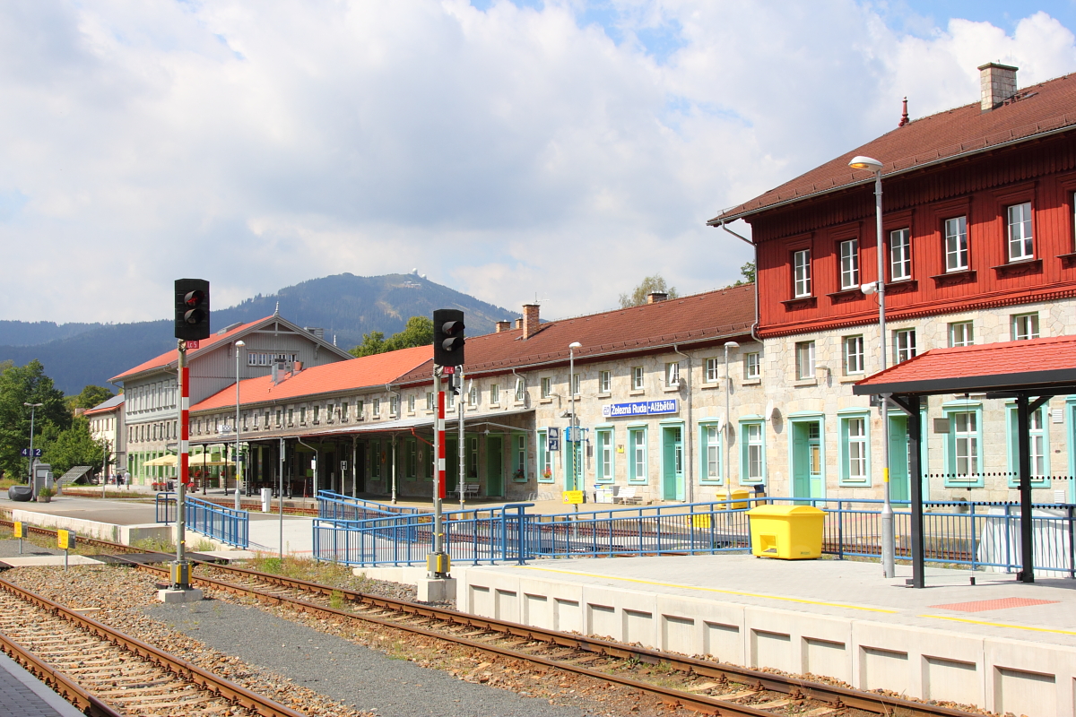 Der Grenzbahnhof Bayerisch Eisenstein am 18.08.2016. Fotografiert von der tschechischen Seite aus mit dem Großen Arber im Hintergrund.