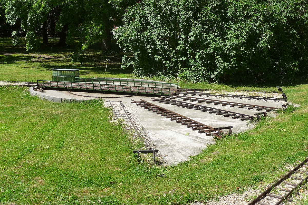 Der großen Drehscheibe im Hungarian Railway Museum nachempfunden ist diese Drehscheibe der kleinen Parkeisenbahn. Budapest, 18.6.2016