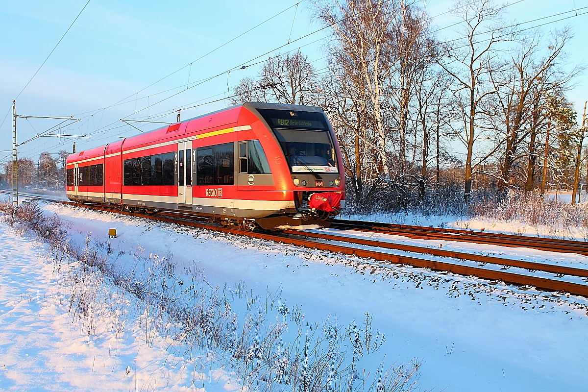 Der GTW 2/6 von Templin Stadt nach Berlin-Lichtenberg am 29.12.2014 kurz vor der Einfahrt in den Bahnhof Nassenheide.