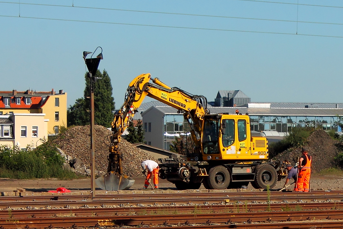 Der Güterbahnhof in Oranienburg hat berechtigte Chancen für einen längerfristigen Betrieb.
Am 31.08.2016 ist die Fa. KGT mit einem Zweiwegebagger Liebherr 900 litronic mit der Sanierung des Entladebahnsteigs beschäftigt.
