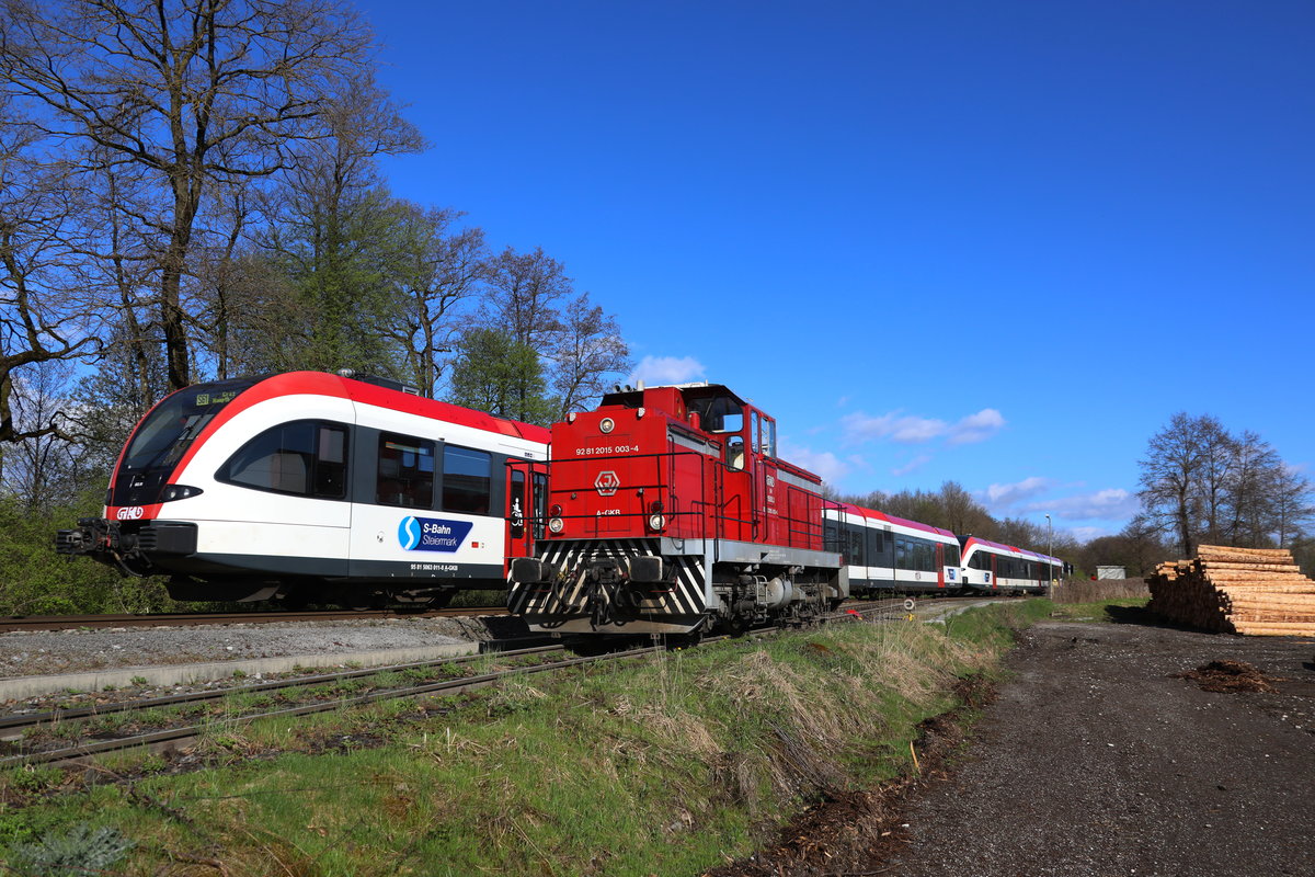 Der Güterverkehr muss warten wenn die S-Bahn kommt. 
Nach der Bedienung der Holzindustrie Hasslacher in Preding wartet 1500.3 auf die weiterfahrt in den Bahnhof. 

Freitag der 13.04.2018 