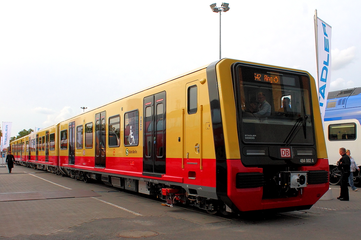 Der Halbzug 484 002 A für die S-Bahn Berlin auf der InnoTrans am 22.09.2018 in Berlin.