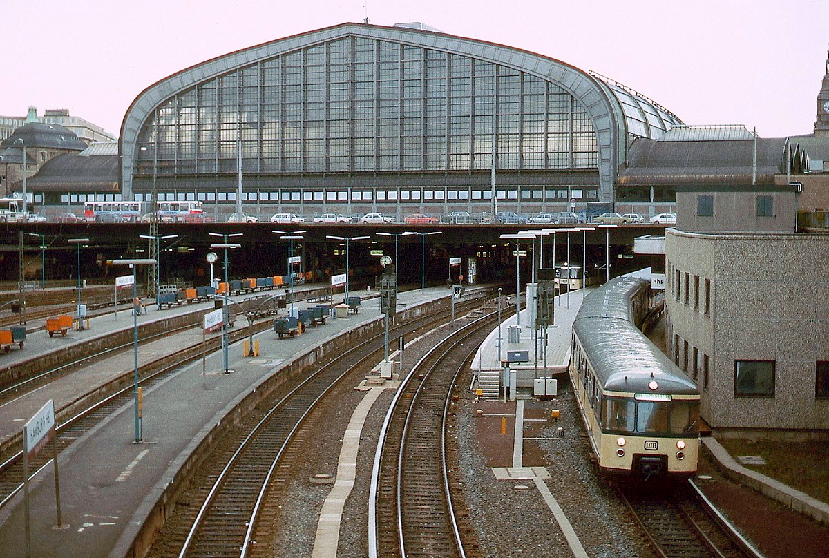 Der Hauptbahnhof Hamburg im April 1985 Ein SBahnZug der