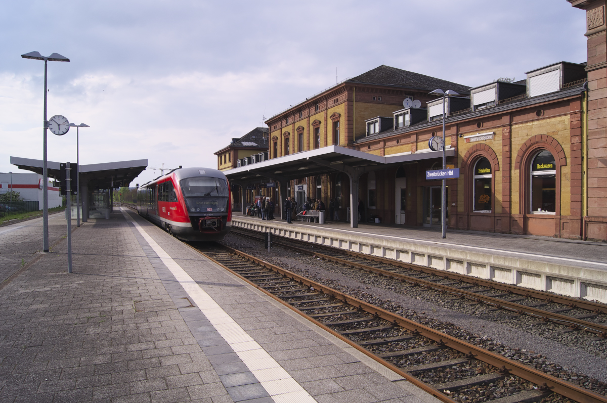 Der Hauptbahnhof von Zweibrücken lässt durch seine bauliche Größe erahnen, welche Bedeutung er einmal hatte. Dieser Bahnhof an dieser Stelle ist der zweite Bahnhof in Zweibrücken, der erste, ein Kopfbahnhof war nach einigen Jahren dem steigendem Verkehr nicht mehr gewachsen. 1875 wurde der neue Durchgangsbahnhof in Betrieb genommen. Zweibrücken war mal ein wichtiger Bahnknoten. Ihren Ausgang hatten hier die Strecken nach Brenschelbach (Strecke 3311) und nach Saargemünd (Bliestalbahn - Strecke 3285). Zweibrücken war Endpunkt der Bahnstrecke aus Homburg Saar (3283) und Durchgangsbahnhof der Strecke (3450)Rheinsheim bei Germesheim nach Rohrbach Saar. Von den einst über 20 Gleisen und dem kleinen Bw sind noch 3 Gleise übrig geblieben. 642 029 in der Abstellung auf Gleis 2. 05.05.2017 