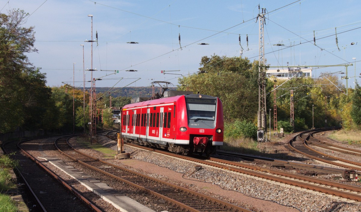 Der Herbst ziert sich noch an manchen Stellen - Auch kurz vor dem Bahnhof Dillingen Saar ist am 22.10.2013 noch viel Grn an den Bumen.
Dort wo der Ahorn bestand gro ist kann man schon eher den Indianer Sommer bewundern.

426 004 ist als RB von Trier nach Homburg unterwegs und erreicht gleich den nchsten Halt im Bahnhof Dillingen.
Von rechts fdelt sich die Niedtalstrecke in die Hauptader ein.

22.10.2013 - KBS 685 - Bahnstrecke 3230 Saarbrcken - Karthaus