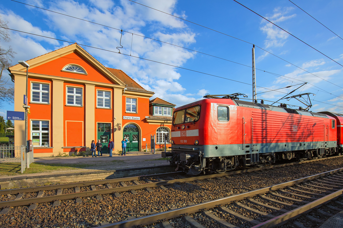 Der Historische Bahnhof Chorin mit Touristeninfo, Souvenierladen, Fahrradverleih  usw. wurde bis 2008 restauriert. Hier fährt eine 112er Lok mit RE 3 an den Bahnsteig. - 29.04.2016
