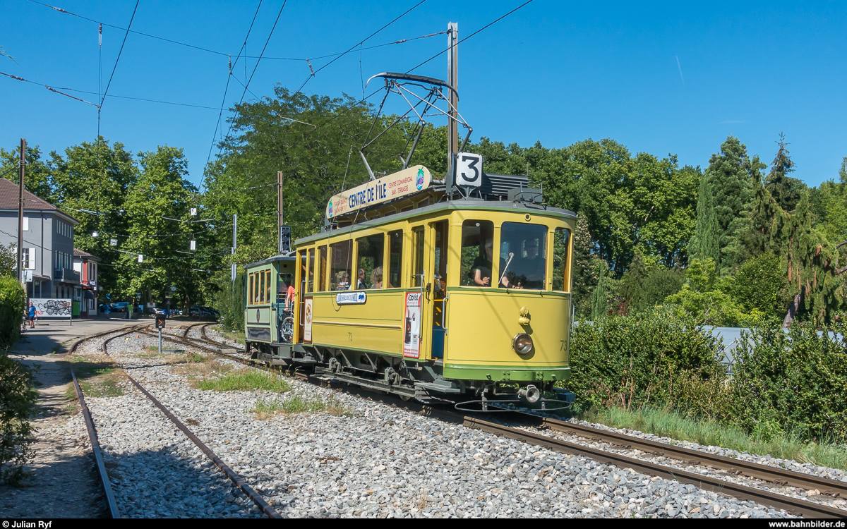 Der historische Be 2/2 73 der Association Neuchâteloise des Amis du Tramway (ANAT) mit dem ehemaligen Pferdetramanhänger Nr. 1 am 12. August 2018 im Bahnhof Colombier.