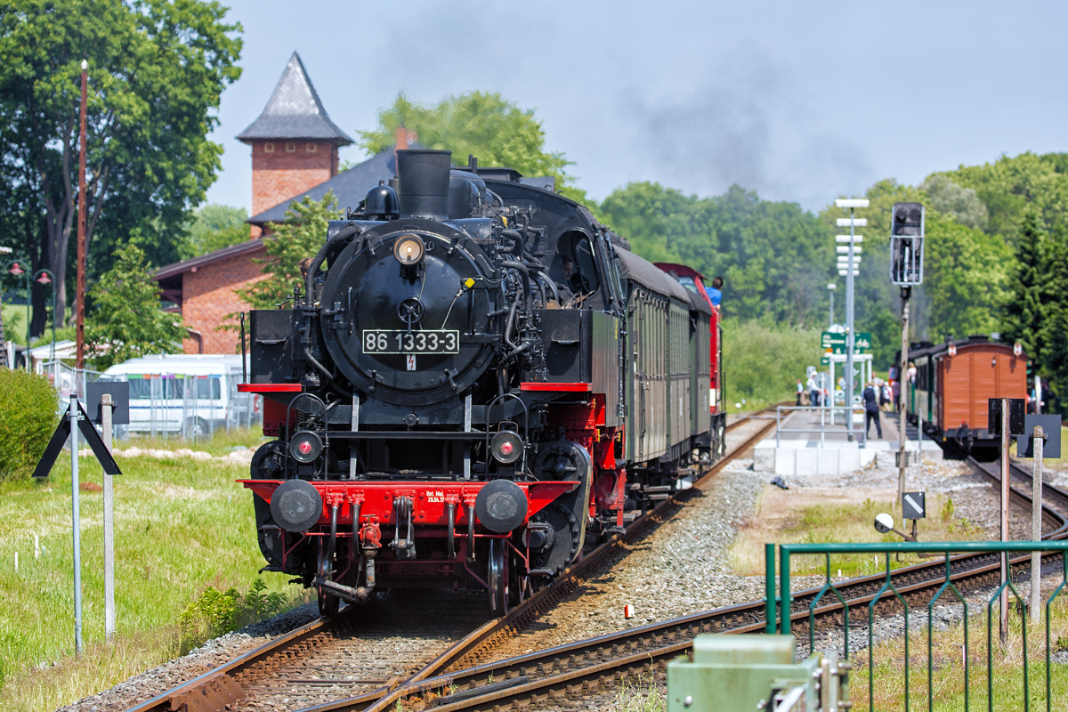 Der historische Zug mit den Lok’s der BR 86 und der BR 112 als Zuglok beim Putbuser Bahnhofsfest. - 11.06.2017