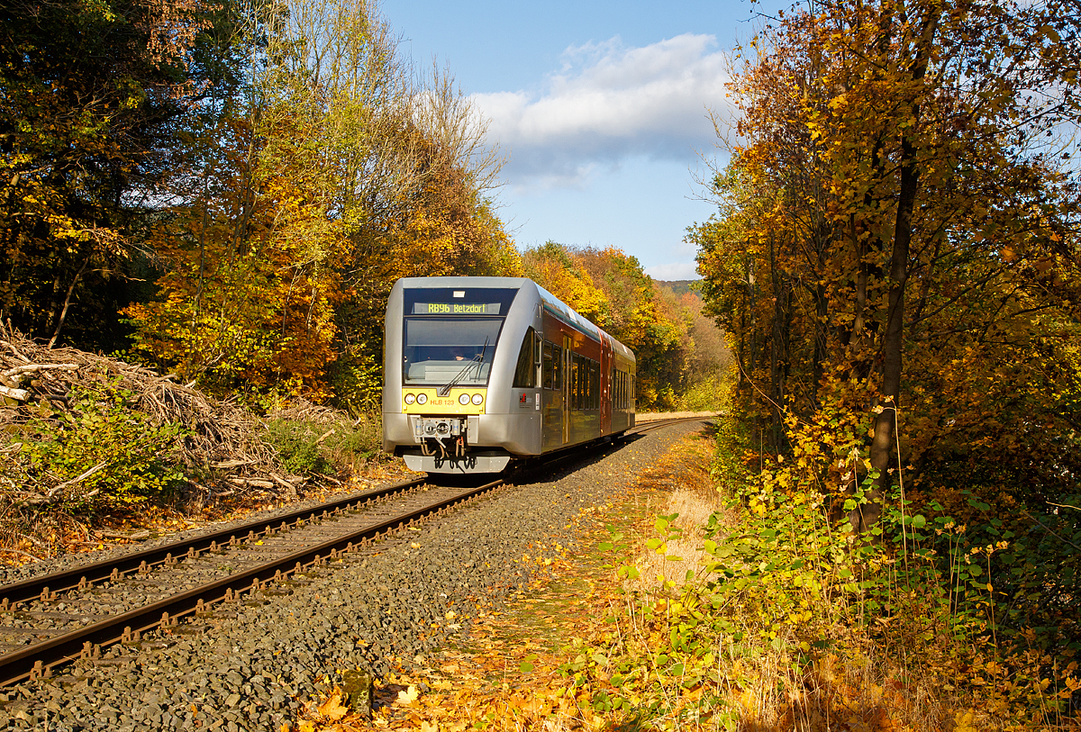 
Der HLB 123 bzw. VT 526 123 (95 80 0946 423-0 G-HEB / 95 80 0646 423-3 D-HEB / 95 80 0946 923-9 D-HEB) ein Stadler GTW 2/6 der HLB (Hessische Landesbahn GmbH), ex vetus VT 123, fährt am 29.10.2016 als RB 96  Hellertalbahn  die Verbindung (Neunkirchen - Herdorf - Betzdorf), von Herdorf in Richtung Betzdorf, hier erreicht er nun bald Herdorf-Sassenroth. 