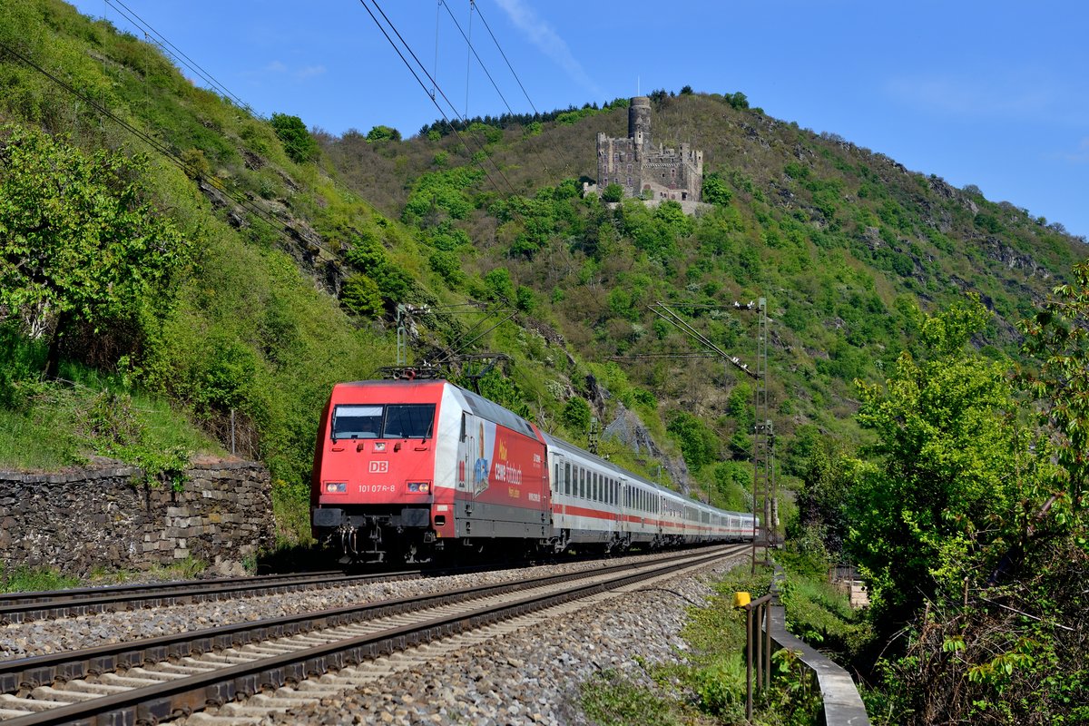 Der IC 2012 von Oberstdorf nach Magdeburg HBF wurde am 30. April 2017 von 101 076 gezogen. Unterhalb der Burg Maus bei Wellmich konnte ich den über die rechte Rheinstrecke umgeleiteten Fernverkehrszug ablichten.