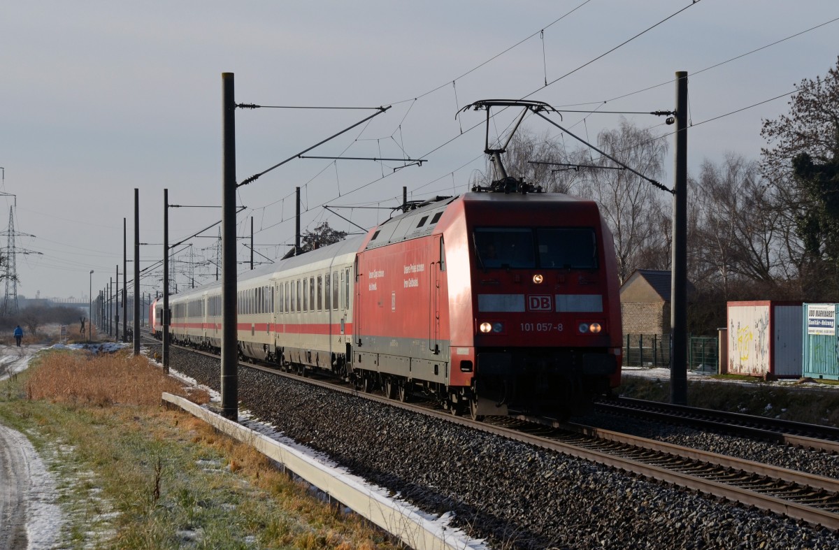 Der IC 2048 wurde am 09.01.16 als Sandwich gefahren. Zusammen mit der ehemaligen Unicef-Lok 101 016 führte 101 057 den IC durch Braschwitz Richtung Magdeburg. 