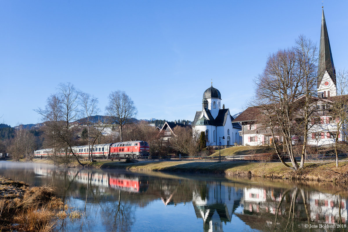 Der IC 2084  Nebelhorn  Oberstdorf - Hamburg passiert am Vormittag des 24.01.2018 bei herrlichstem Wetter Fischen im Allgäu