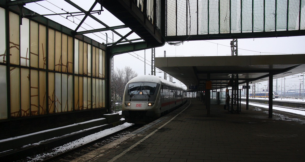 Der IC 2218 aus Stuttgart-Hbf nach Hamburg-Altona und am  Zugende ist die 101 072-7 DB und fährt in Duisburg-Hbf ein bei Schnee am Kalten Mittag vom 25.1.2015.